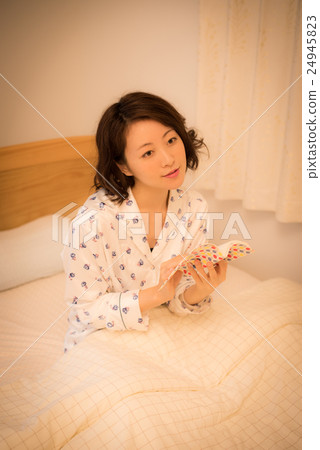 In the evening bed woman 24945823