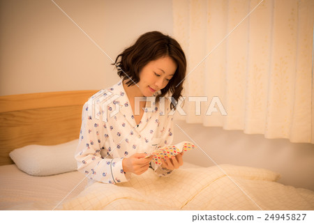 In the evening bed woman In the evening bed woman 24945827