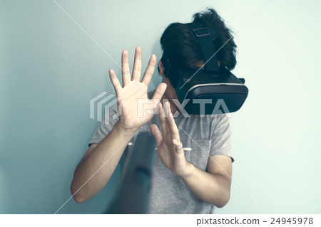 VR, men aimed at guns 24945978