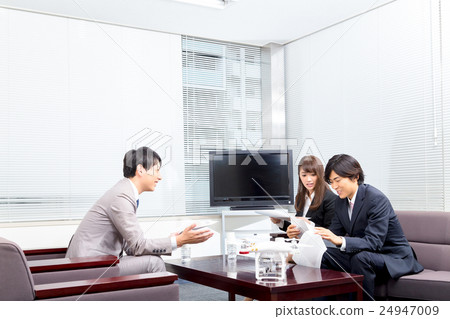 男性員工女員工無人機介紹審查公司無人機無線電控制飛行員四輪直升機 24947009