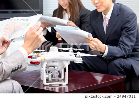 男性員工女員工無人機介紹審查公司無人機無線電控制飛行員四輪直升機 24947011