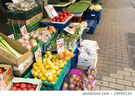 上野ameyoku Ameya Yokocho Ameyoko购物街东京旅游景点yagenya店面 图库照片