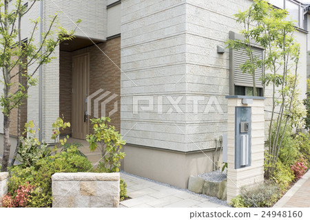 Housing entrance approach Approaching planting Exterior Exterior Lots of siding combination 24948160