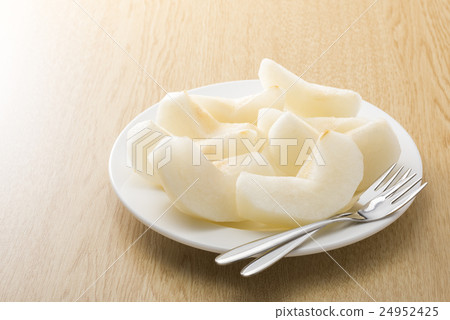 Cut pear Cut pear 24952425