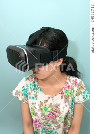 一個女人看著VR 24952718