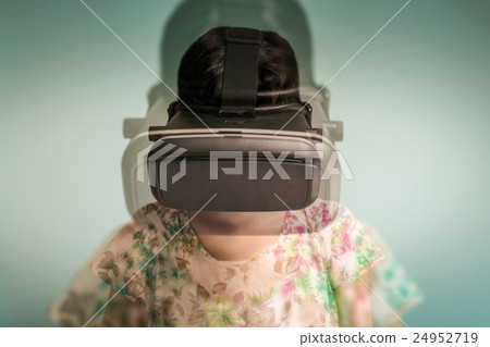 一個女人看著VR 24952719