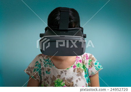 一個女人看著VR 24952720