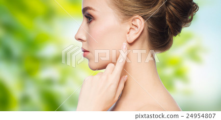 beautiful woman pointing finger to her ear 24954807