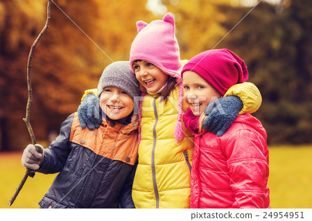 圖庫照片: group of happy children hugging in autumn park