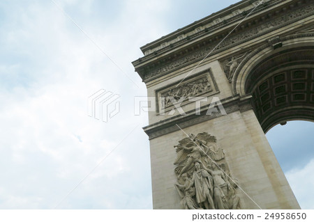 Arc de Triomphe and the sky 24958650