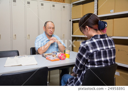 Manager who preaches women who shoplifted 24958891