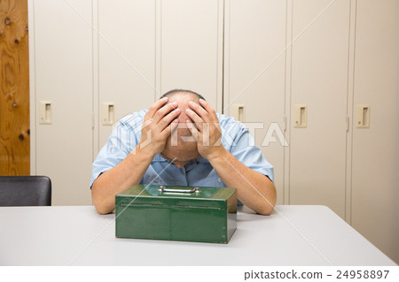 便利店經理因陷入管理困難而頭腦發熱 24958897