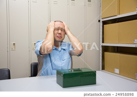 便利店經理因陷入管理困難而頭腦發熱 便利店經理因陷入管理困難而頭腦發熱 24958898