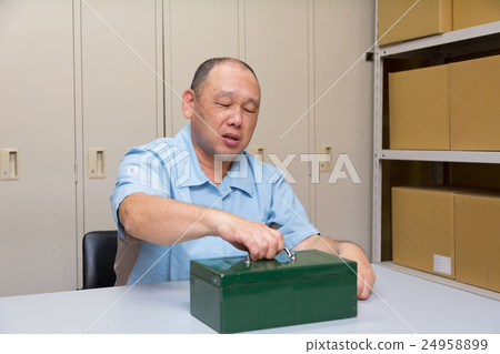 Manager of a convenience store that falls into management difficulties 24958899