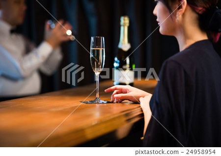 婦女喝酒保和香檳 24958954