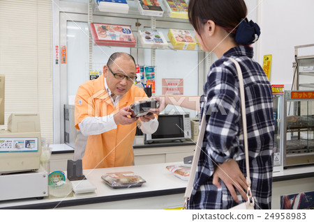 A woman of Kramer who complains to a convenience store clerk 24958983