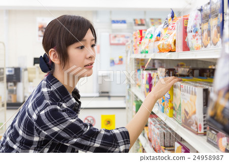 A young woman shopping at a convenience store 24958987