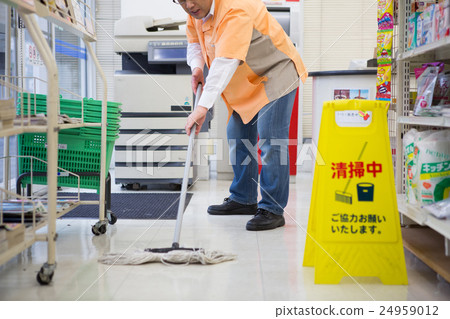 店員清理便利店的地板 店員清理便利店的地板 24959012
