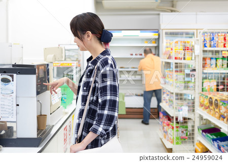 一個正在用便利店濃縮咖啡機煮咖啡的女人 一個正在用便利店濃縮咖啡機煮咖啡的女人 24959024