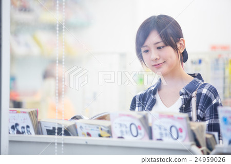 瀏覽便利店的婦女 瀏覽便利店的婦女 24959026