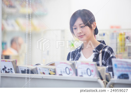 瀏覽便利店的婦女 瀏覽便利店的婦女 24959027