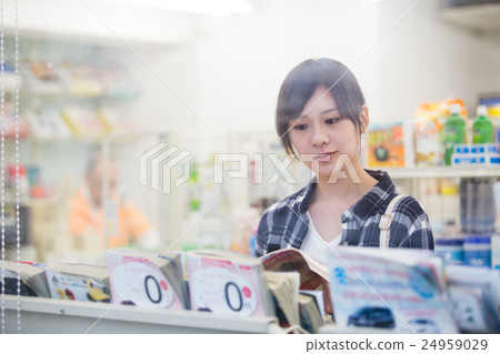 瀏覽便利店的婦女 瀏覽便利店的婦女 24959029