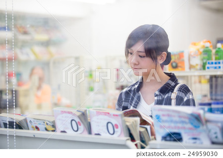 瀏覽便利店的婦女 瀏覽便利店的婦女 24959030