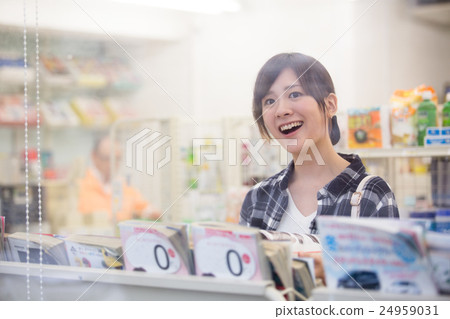 一個女人在便利店瀏覽時注意到一個朋友 24959031