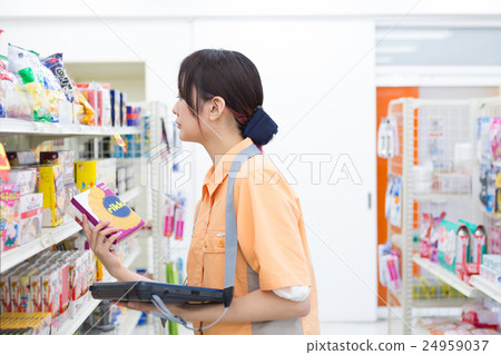 在便利店下訂單的兼職工人 24959037
