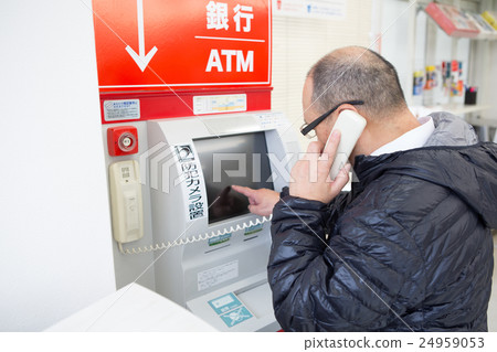 中年男子談ATM的裝備手機 24959053
