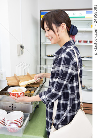 Women buying oden at convenience stores 24959093