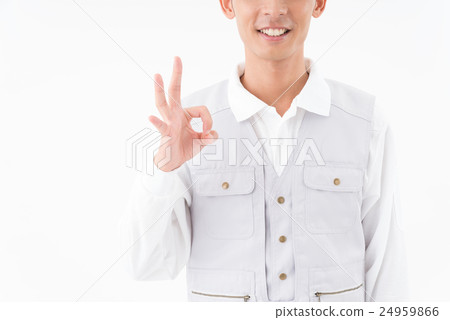 A worker who makes an OK sign with a smile 24959866