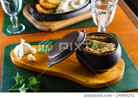 baked potato with meat 24964251