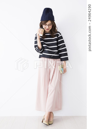 young woman      24964290