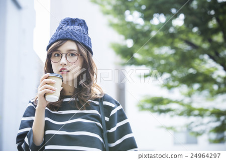 young woman      24964297