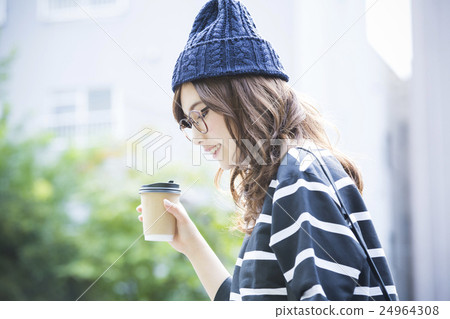 young woman      24964308