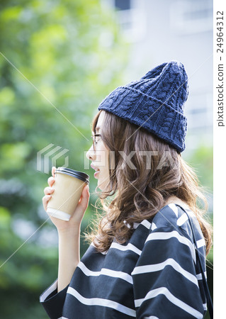 young woman      24964312