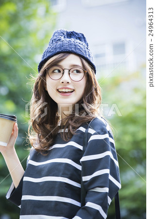 young woman      24964313