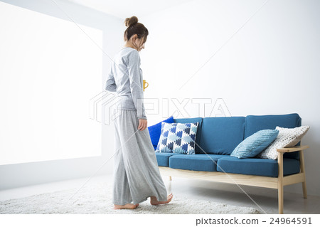 young woman      24964591