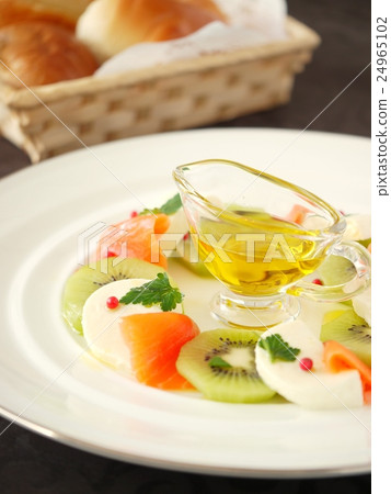 Salmon and kiwi with caprese bread Black background Salmon and kiwi with caprese bread Black background 24965102