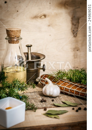 sausage, olive oil, garlic and spices 24969031