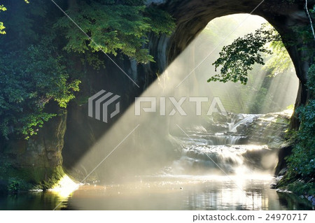密集的溝瀑布早晨光從Kameiwa洞穴落下 24970717