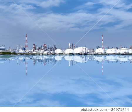 Factory panorama reflecting on the surface of the water 24971744