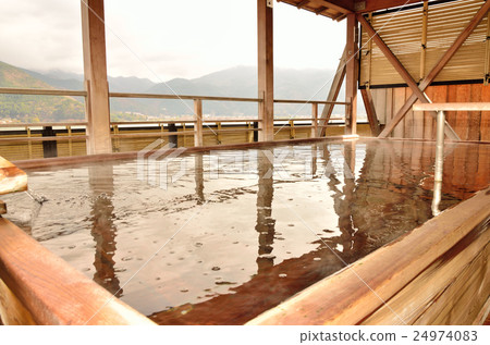 外面的浴室，可以看到河口湖 24974083