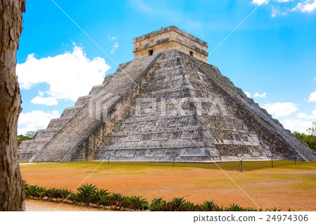 Temple of Kukulkan in Chichen Itza, Yucatan 24974306