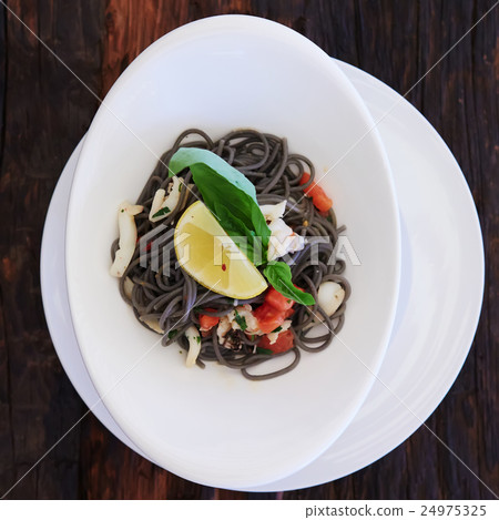 Black spaghetti with prawns and mussels Black spaghetti with prawns and mussels 24975325