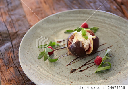 Fig, Goat cheese and rocket salad Fig, Goat cheese and rocket salad 24975336