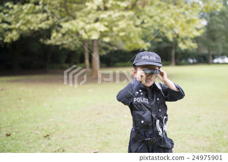 穿警察服裝的女孩使用與雙筒望遠鏡 24975901