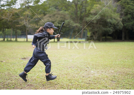 女孩穿著執法警察服裝 24975902