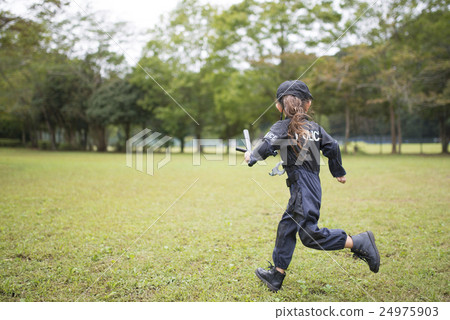 女孩穿著執法警察服裝 24975903